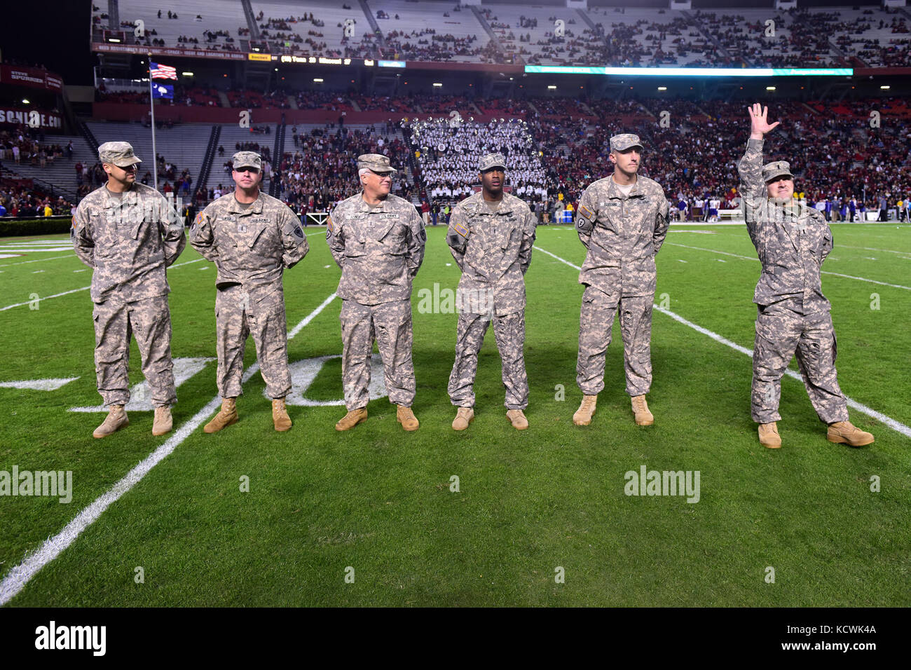 Esercito degli Stati Uniti in 1lt. lucien lapierre, Carolina del Sud la guardia nazionale, 1-151st attacco battaglione di ricognizione uh-64 apache, pilota riceve il riconoscimento alla Williams-brice stadium di Columbia, nella Carolina del Sud, nov. 19, 2016. La Carolina del Sud esercito guardia nazionale condotta di un cavalcavia a sostegno di Fort Jackson la partecipazione nelle università della Carolina del sud militare del gioco di apprezzamento. (U.s. Air National Guard foto di airman 1. classe megan floyd) Foto Stock