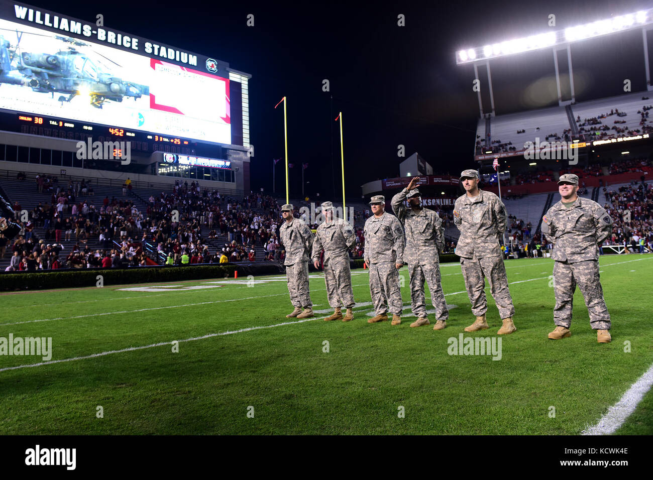 Carolina del sud esercito nazionale guard AH-64 elicottero apache piloti con il 1-151st attacco battaglione di ricognizione a mcentire comune di Guardia nazionale base, vengono riconosciuti dopo un fly-oltre a williams-brice stadium di Columbia, nella Carolina del Sud, nov. 19, 2016. La Carolina del Sud esercito nazionale guard fly-over è stato a sostegno di Fort Jackson la partecipazione nelle università della Carolina del sud militare del gioco di apprezzamento. (U.s. Air National Guard foto di airman 1. classe megan floyd) Foto Stock