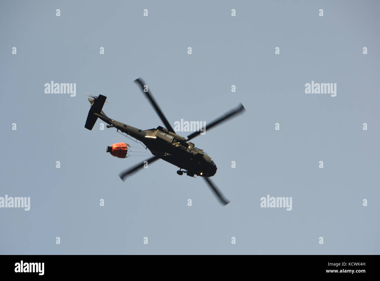 La Carolina del Sud esercito nazionale guard CH-47 Chinook pesanti carichi di sollevamento per elicotteri e un uh-60l falco nero medio sollevamento elicottero utility da 59th aviazione il comando delle truppe e gli equipaggi supportano la Carolina del Sud commissione forestale per contenere un incendio remota nei pressi di Table Rock, pickens county, South Carolina, nov. 20, 2016. (L'esercito degli Stati Uniti Guardia nazionale foto di staff sgt. roberto di giovine) Foto Stock