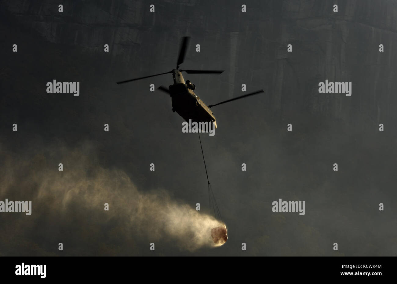 La Carolina del Sud esercito nazionale guard CH-47 Chinook pesanti carichi di sollevamento per elicotteri e un uh-60l falco nero medio sollevamento elicottero utility da 59th aviazione il comando delle truppe e gli equipaggi supportano la Carolina del Sud commissione forestale per contenere un incendio remota nei pressi di Table Rock, pickens county, South Carolina, nov. 20, 2016. (L'esercito degli Stati Uniti Guardia nazionale foto di staff sgt. roberto di giovine) Foto Stock