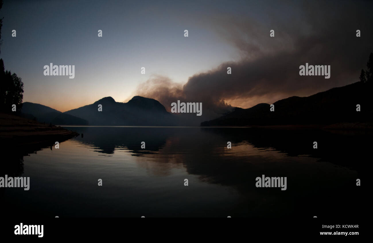 La Carolina del Sud esercito nazionale guard CH-47 Chinook pesanti carichi di sollevamento per elicotteri e un uh-60l falco nero medio sollevamento elicottero utility da 59th aviazione il comando delle truppe e gli equipaggi supportano la Carolina del Sud commissione forestale per contenere un incendio remota nei pressi di Table Rock, pickens county, South Carolina, nov. 20, 2016. (L'esercito degli Stati Uniti Guardia nazionale foto di staff sgt. roberto di giovine) Foto Stock
