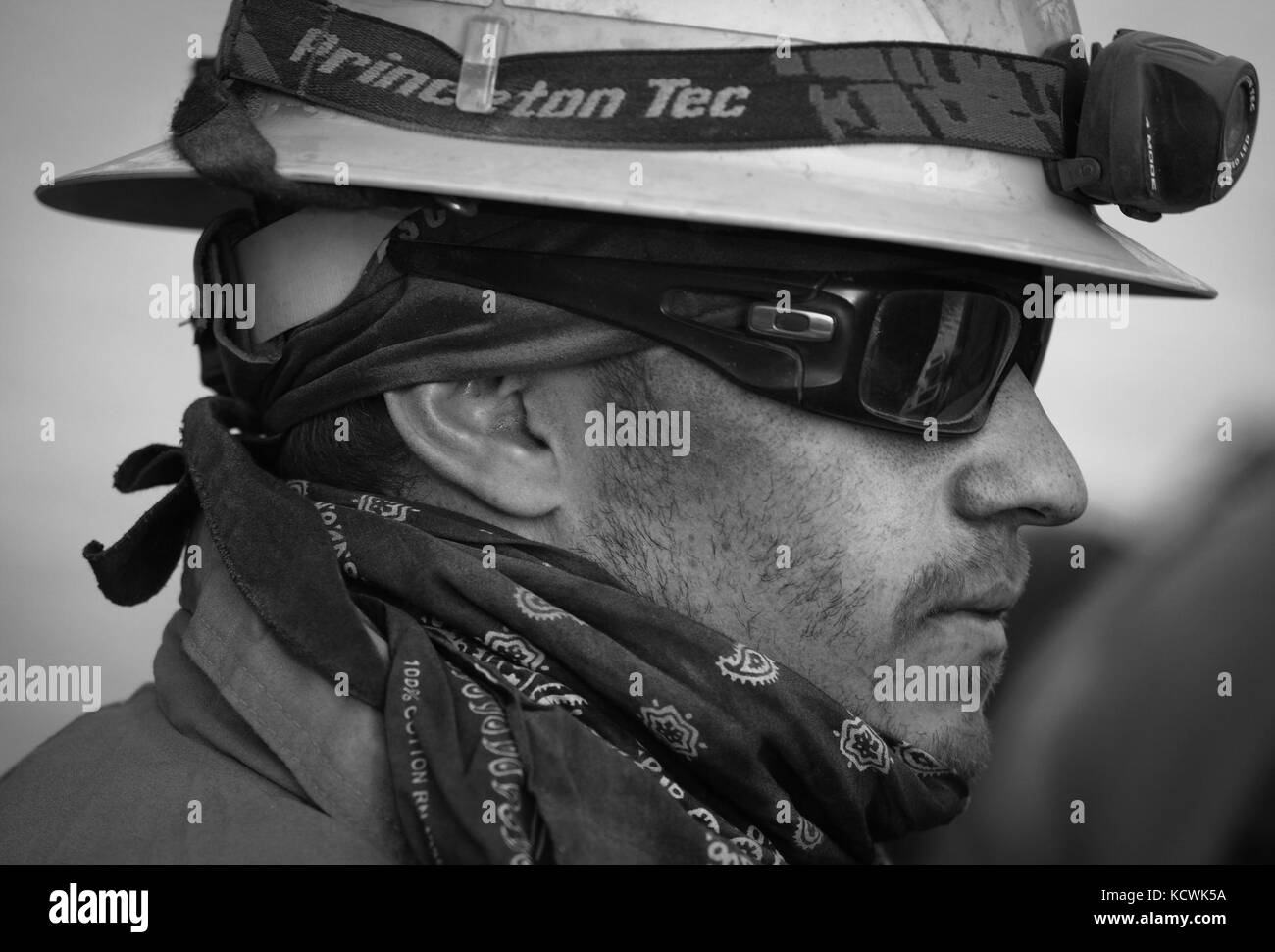 La Carolina del Sud esercito nazionale guard CH-47 Chinook pesanti carichi di sollevamento per elicotteri e un uh-60l falco nero medio sollevamento elicottero utility da 59th aviazione il comando delle truppe e gli equipaggi supportano la Carolina del Sud commissione forestale per contenere un incendio remota nei pressi di Table Rock, pickens county, South Carolina, nov. 20, 2016. (L'esercito degli Stati Uniti Guardia nazionale foto di staff sgt. roberto di giovine) Foto Stock