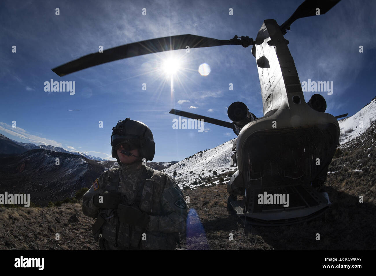 Soldati della Guardia Nazionale del South Carolina assegnati al distaccamento 1, Società B, 2-238 supporto Generale Battaglione Aviazione, eseguire operazioni di volo ad alta quota, a bordo di un elicottero carico pesante Chinook CH-47F in prossimità di Vail, Colorado, 09 marzo 2017. L'equipaggio stava frequentando un corso di gestione energetica di una settimana presso il sito di addestramento dell'aviazione ad alta quota ARNG (HAATS) situato vicino a Eagle, Colorado. (STATI UNITI Guardia Nazionale dell'esercito foto di staff Sgt. Roberto di Giovine) Foto Stock