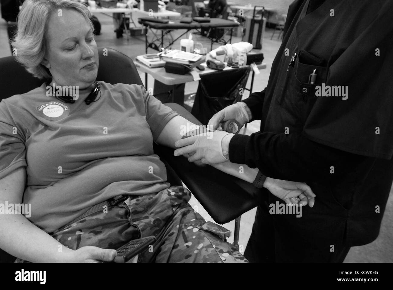 I soldati della Guardia Nazionale del South Carolina donano sangue durante una "Blood Drive" tenuta presso l'armeria della Guardia Nazionale del Sud Carolina situata su Bluff Road il 19 gennaio 2017, Columbia, S.C. (U.S. Guardia Nazionale dell'esercito foto di staff Sgt. Roberto di Giovine/rilasciato) Foto Stock