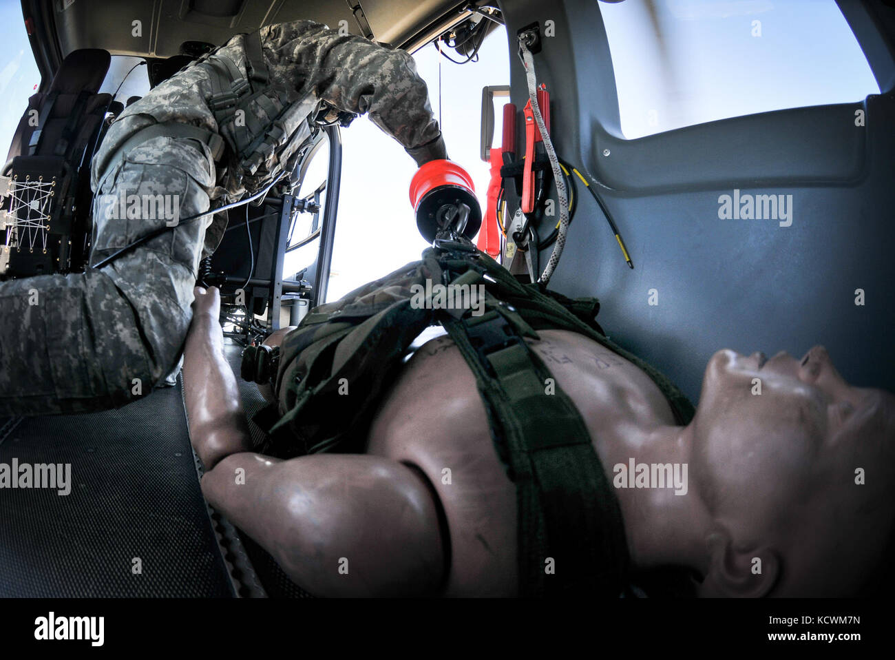 South Carolina personale della Guardia Nazionale Sgt. Brian Holder, 2-151° Battaglione di Aviazione, 59° comando di truppe di Aviazione, esegue operazioni di sollevamento abortito di un LUH-72A "Lakota" durante un evento di formazione tenuto presso la struttura di supporto dell'Aviazione militare della S.C. (posizione n.2), Greenville, SC, 17 febbraio 2017. Questo evento formativo faceva parte del processo di integrazione del Lakota all'interno della forza di risposta alle emergenze del South Carolina. (STATI UNITI Guardia Nazionale dell'esercito foto di staff Sgt. Roberto di Giovine/rilasciato) Foto Stock