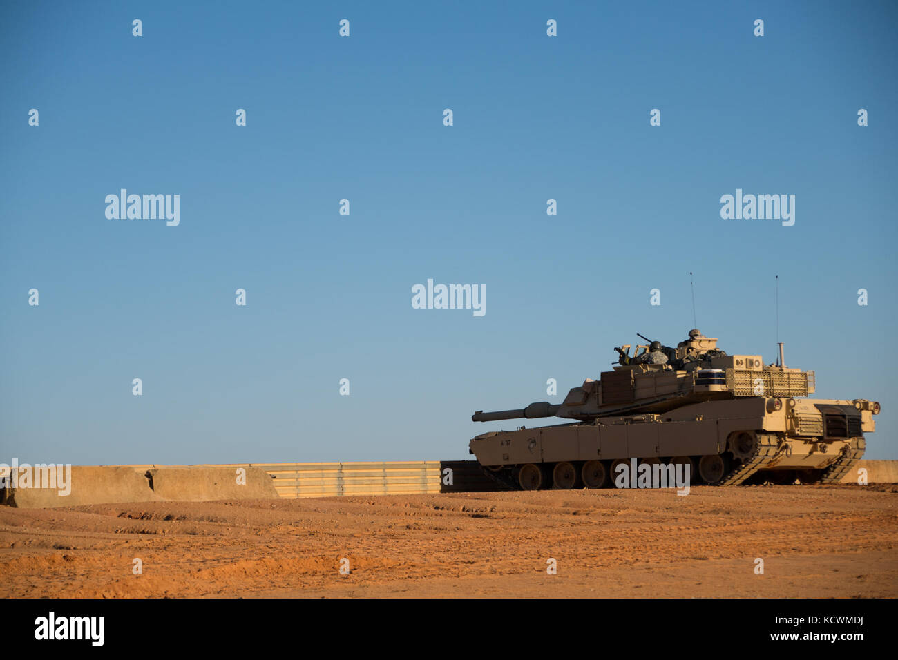 Negli Stati Uniti i soldati dell esercito da c e d impresa, 4-118th bracci combinato battaglione, Carolina del Sud army National Guard per condurre un esercizio di gunnery con .50 calibur e m240 mitragliatrici montate sul m-1 abrams serbatoio a Fort Jackson, Carolina del Sud feb. 25, 2017 in preparazione per la formazione annuale. (Guardia nazionale foto di staff sgt. erica knight, 108th affari pubblici distacco) Foto Stock