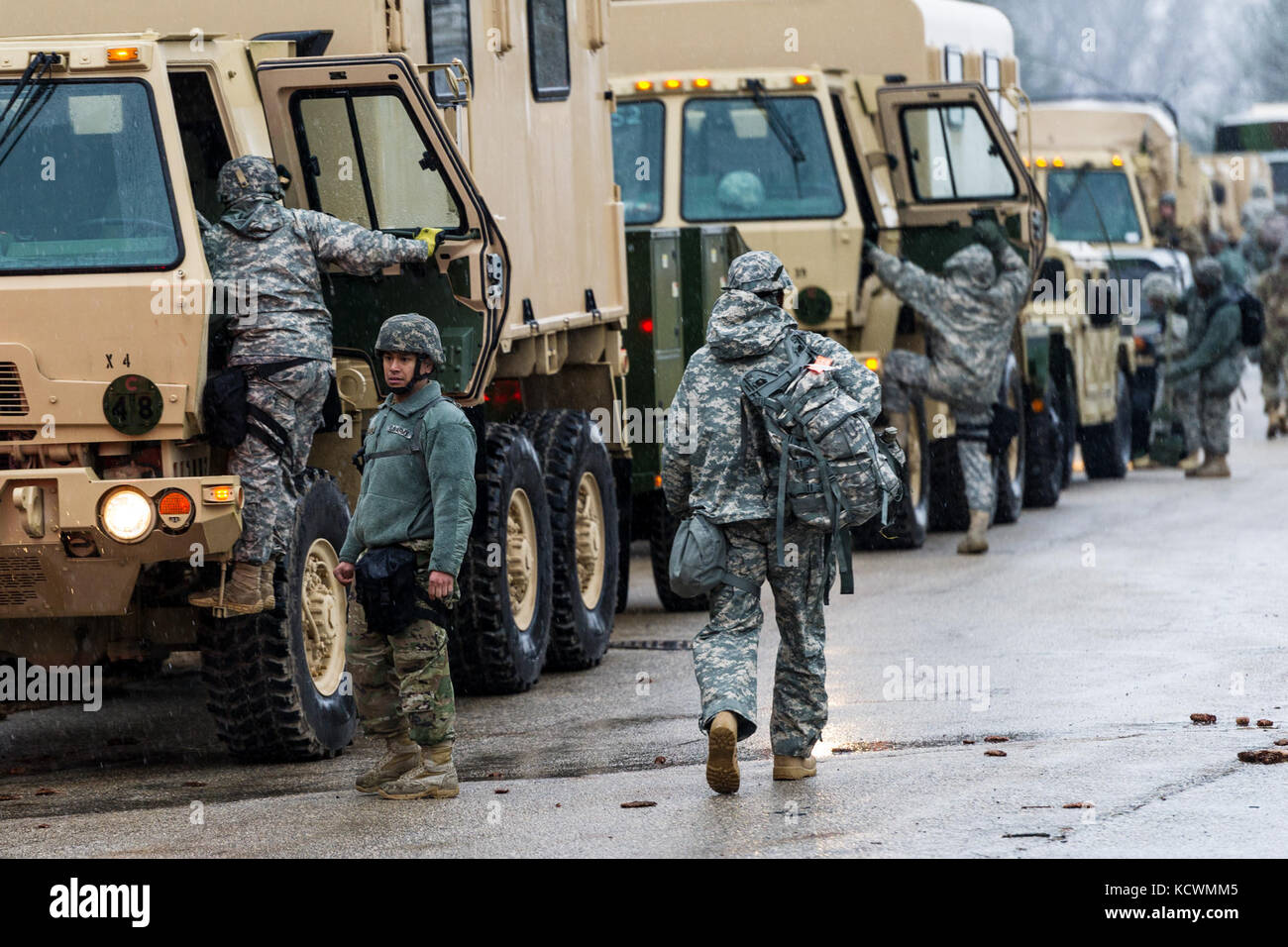 I soldati degli Stati Uniti assegnato all'area 251st supporto società medica, Carolina del Sud esercito guardia nazionale e la 231st Chemical Company, Maryland esercito guardia nazionale, la configurazione di una decontaminazione e punto di triage durante un esercito degli Stati Uniti nord formazione congiunta esercizio al centro in palissandro, Owings Mills, nel Maryland, 10 marzo 2017. (U.s. Air National Guard foto di tech. sgt. jorge intriago) ​ Foto Stock