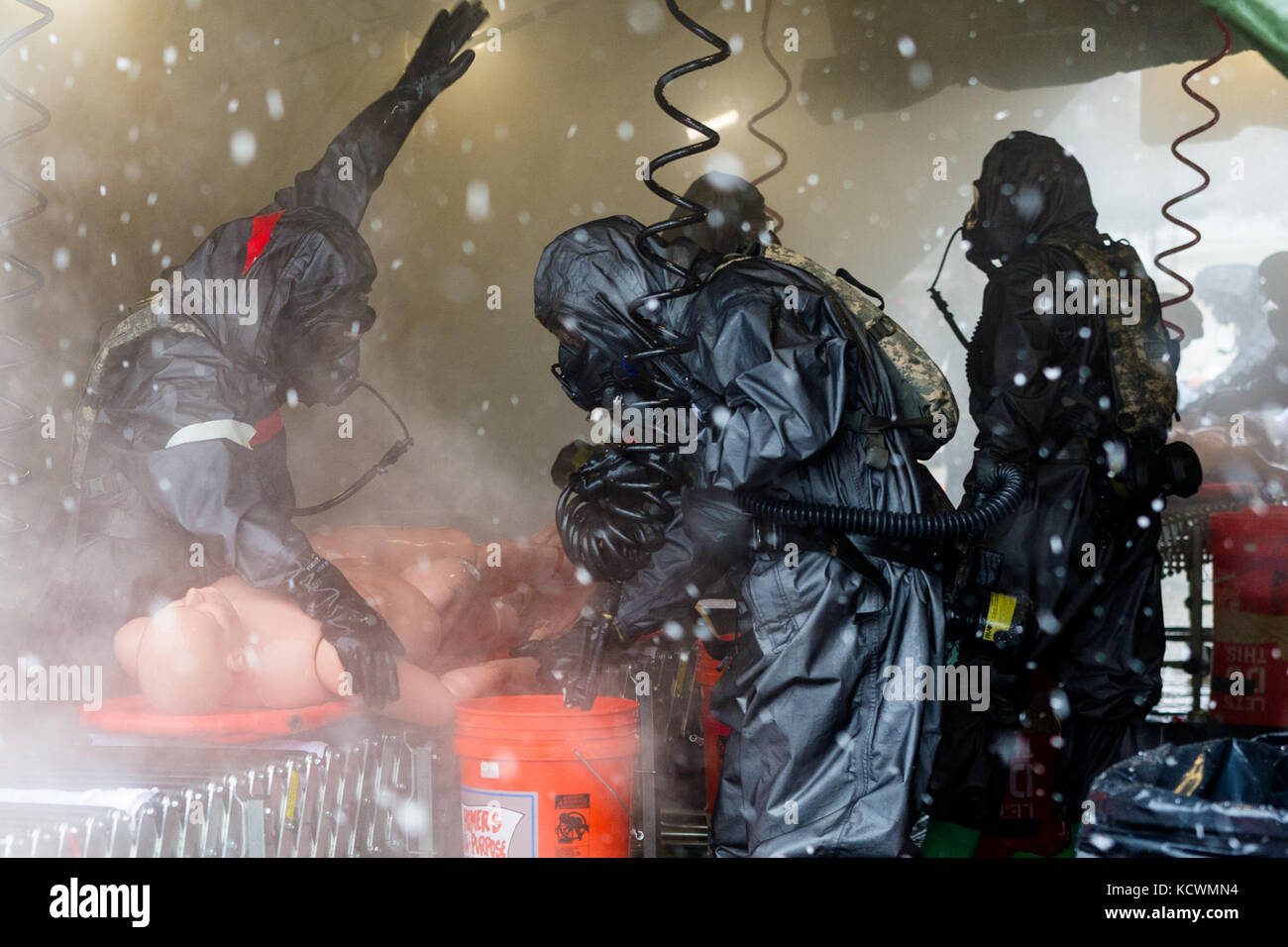 I soldati degli Stati Uniti assegnato all'231st Chemical Company, Maryland esercito nazionale guardia, decontaminare pazienti simulato in una formazione congiunta esercizio al centro in palissandro, Owings Mills, nel Maryland, 10 marzo 2017. La 231st lungo con la 251st supporto area azienda medica, Carolina del Sud esercito guardia nazionale partecipano a un esercito di Stati Uniti nord esercizio di convalida in cui essi saranno l'impostazione di una piena area medica e completando la classificazione presso il pronto soccorso punto di raccolta. (U.s. Air National Guard foto di tech. sgt. jorge intriago) Foto Stock