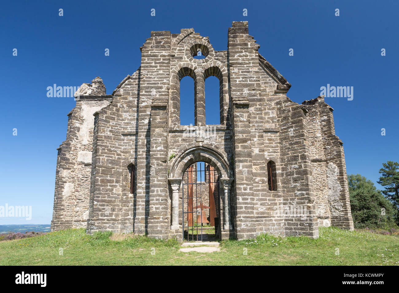 MONT GARGAN, Limousin, Francia: 8 agosto 2017: Esterno della cattedrale di Notre Dame de Bon Secours cappella rovine. Foto Stock