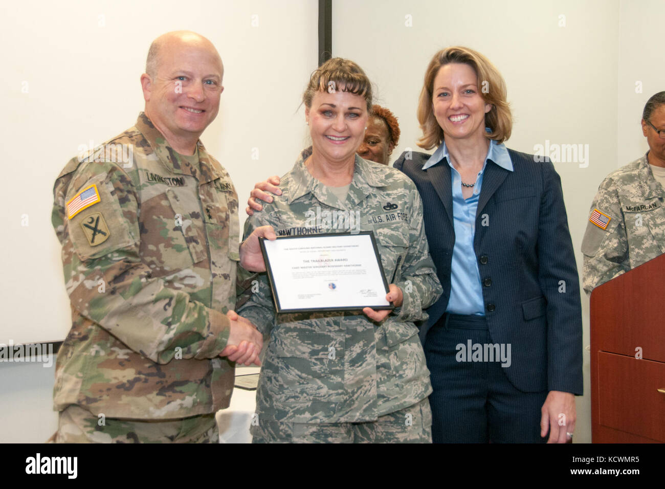 La Carolina del Sud la guardia nazionale ha celebrato la donna storia mese durante un incontro presso la forza comune sede a Columbia nella Carolina del Sud, 23 marzo 2017. Il tema di quest anno ha onorato trailblazing le donne che hanno aperto la strada per le future generazioni. La Carolina del Sud Air National Guard la prima donna pilota da combattimento, pensionato lt. col. tally parham casey, era la chiave-nota altoparlante e unito ad altri Carolina del Sud la guardia nazionale di donne che sono stati riconosciuti per il loro servizio dalla US Army maj. gen. Robert e. livingston, jr. L'aiutante generale per la Carolina del Sud. (U.s. Air National Guard foto di tech Foto Stock