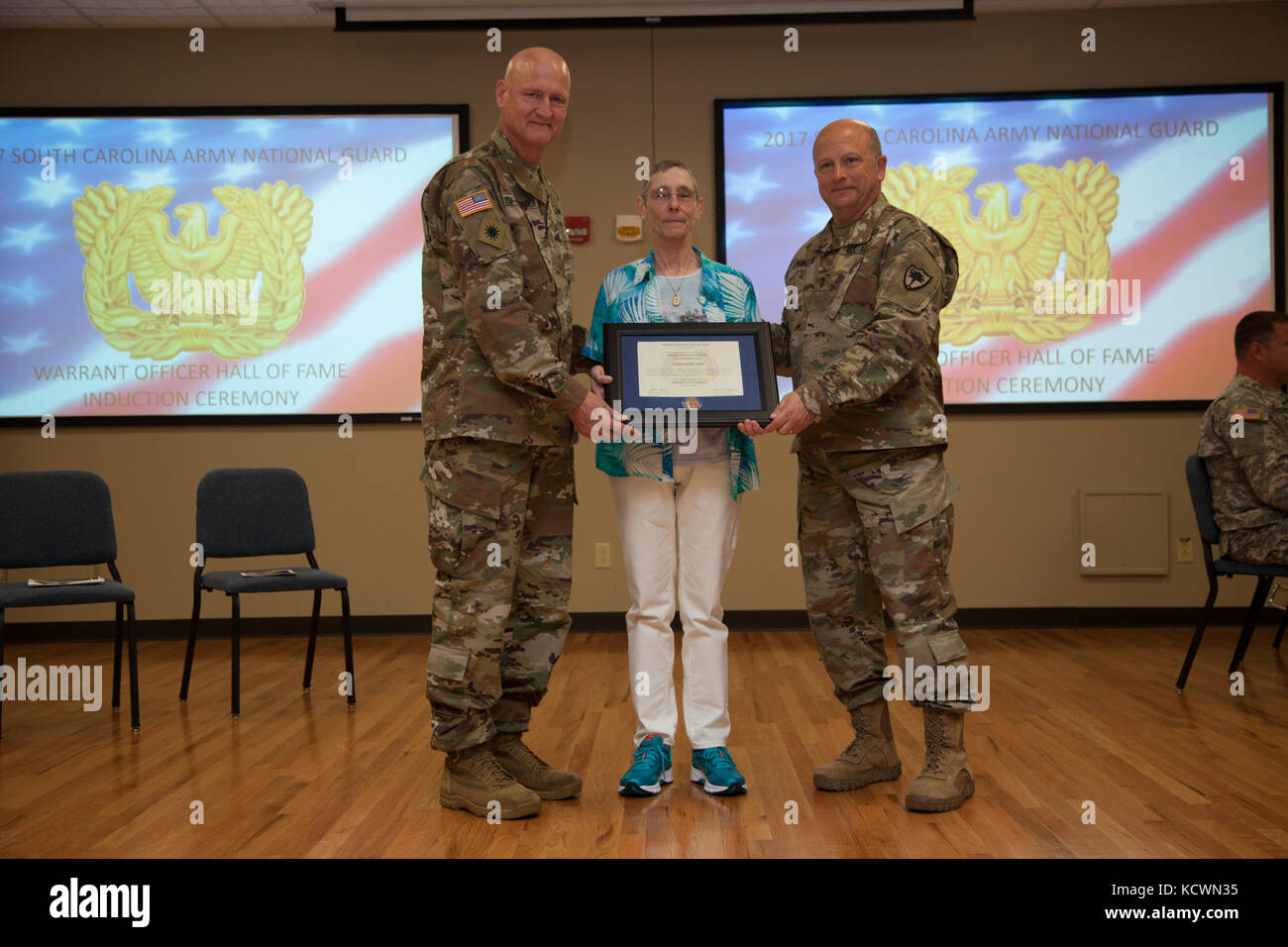 La Carolina del Sud esercito nazionale guard introdotto pensionati US Army chief warrant officer 4 sandra a. Gordon nel mandato officer hall of fame nel corso di una cerimonia presso il comune di forze armate centro di riserva a mcentire comune di Guardia nazionale in base eastover, Carolina del Sud, 2 aprile 2017. US Army maj. gen. Robert e. livingston, jr., aiutante generale della Carolina del Sud e Stati Uniti comando esercito chief warrant officer 5 kent. b. puffenbarger, Carolina del Sud esercito nazionale comando della guardia chief warrant officer, offerti commento e presentato premi di gordon durante la cerimonia. (L'esercito degli Stati Uniti Guardia nazionale ph Foto Stock