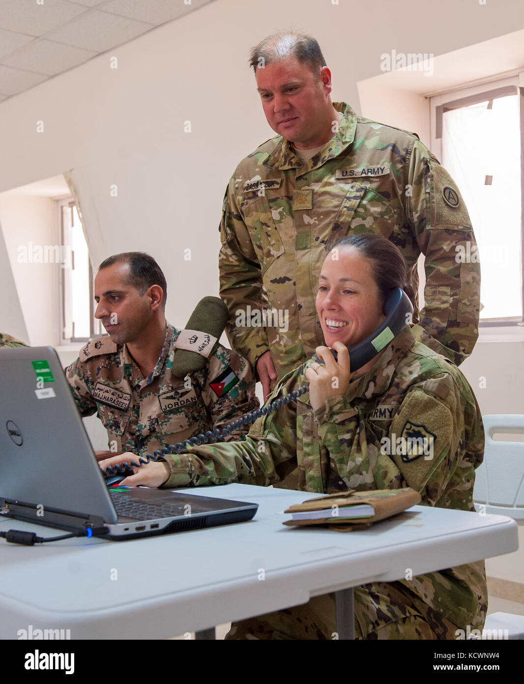 Esercito degli Stati Uniti maj. susan hughes funziona con il suo giordano per le forze armate di controparte e maj. malek harasees, nel controllo più elevato (hicon), a sostegno di ansiosi lion 16, 10 maggio 2016. desiderosi di Lion è un accordo bilaterale, basate su uno scenario e di esercitare con il Regno hascemita di Giordania, progettato per lo scambio di consulenze militari e di migliorare l'interoperabilità tra nazioni partner. Hughes è la brigata assistente responsabile della logistica della 59a comando di truppe per la Carolina del Sud la guardia nazionale. (L'esercito degli Stati Uniti Guardia nazionale Foto di Brian calhoun, 108th affari pubblici distacco/rilasciato) Foto Stock