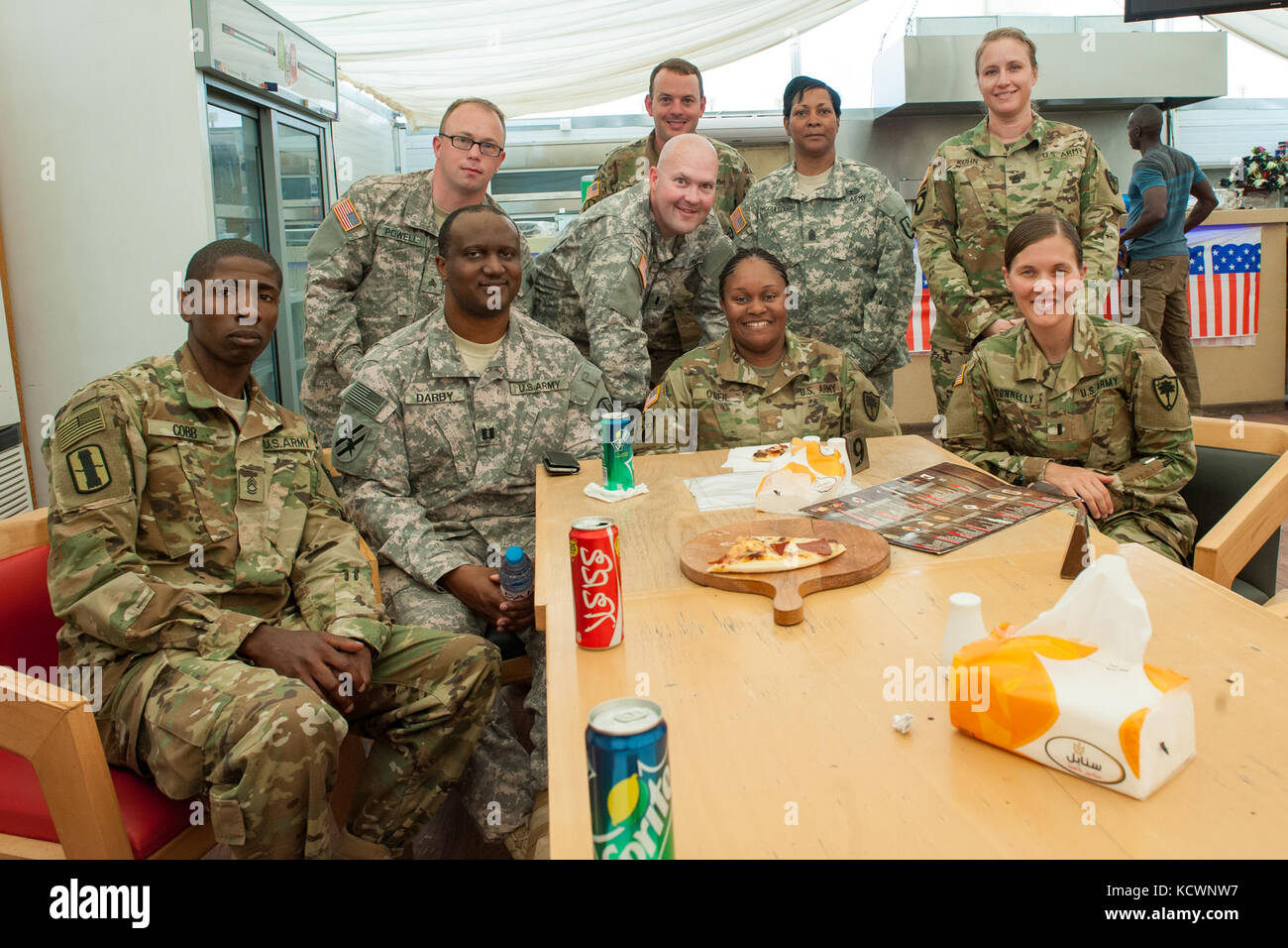 Membri della Carolina del Sud la guardia nazionale partecipando a ansiosi lion 16 prendete tempo per celebrare maj. latasha O'Neil il compleanno. desiderosi di Lion 16 è un accordo bilaterale, basati su uno scenario di esercitare con il Regno hascemita di Giordania, progettato per lo scambio di consulenze militari e di migliorare l'interoperabilità tra nazioni partner. (L'esercito degli Stati Uniti Guardia nazionale Foto di Brian calhoun, 108th affari pubblici distacco/rilasciato) Foto Stock