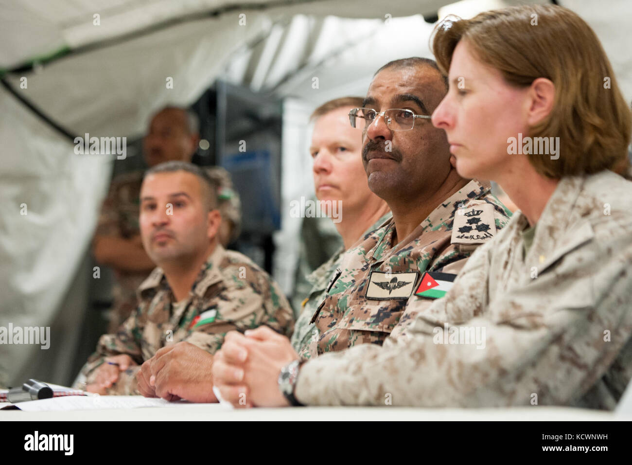 Giordano per le forze armate di Brig. gen. majed azhair, conduce la simulazione di una conferenza stampa durante desiderosi lion 16, 23 maggio 2016. desiderosi di Lion 16 è un accordo bilaterale, basati su uno scenario di esercitare con il Regno hascemita di Giordania, progettato per lo scambio di consulenze militari e di migliorare l'interoperabilità tra nazioni partner. (L'esercito degli Stati Uniti Guardia nazionale Foto di Brian calhoun, 108th affari pubblici distacco/rilasciato) Foto Stock