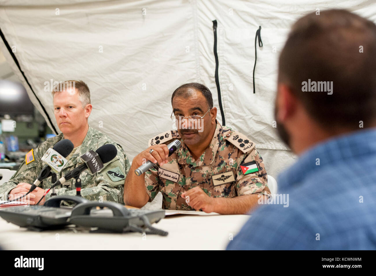 Giordano per le forze armate di Brig. gen. majed azhair, conduce la simulazione di una conferenza stampa durante desiderosi lion 16, 23 maggio 2016. desiderosi di Lion 16 è un accordo bilaterale, basati su uno scenario di esercitare con il Regno hascemita di Giordania, progettato per lo scambio di consulenze militari e di migliorare l'interoperabilità tra nazioni partner. (L'esercito degli Stati Uniti Guardia nazionale Foto di Brian calhoun, 108th affari pubblici distacco/rilasciato) Foto Stock