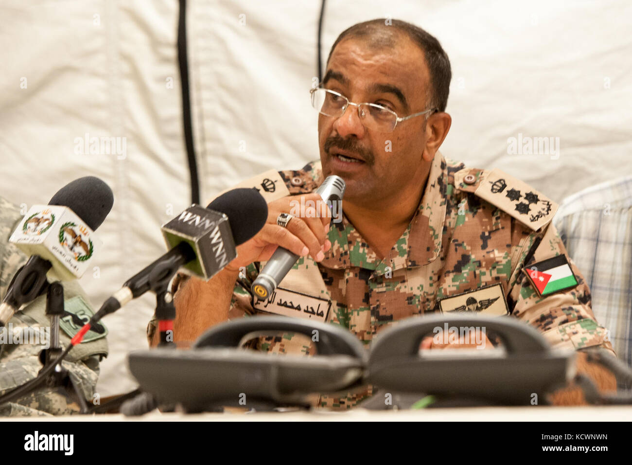 Giordano per le forze armate di Brig. gen. majed azhair, conduce la simulazione di una conferenza stampa durante desiderosi lion 16, 23 maggio 2016. desiderosi di Lion 16 è un accordo bilaterale, basati su uno scenario di esercitare con il Regno hascemita di Giordania, progettato per lo scambio di consulenze militari e di migliorare l'interoperabilità tra nazioni partner. (L'esercito degli Stati Uniti Guardia nazionale Foto di Brian calhoun, 108th affari pubblici distacco/rilasciato) Foto Stock