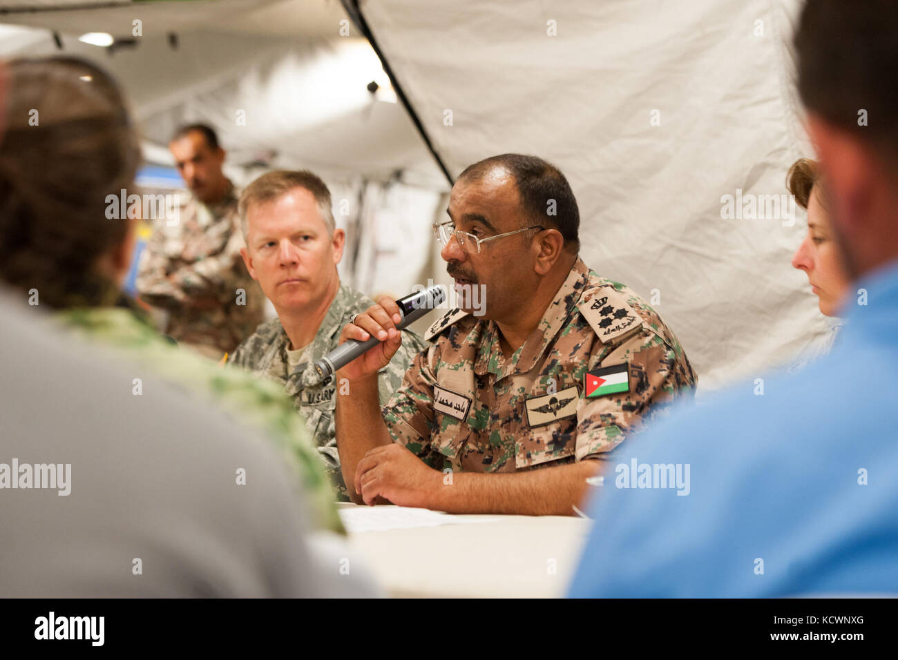 Giordano per le forze armate di Brig. gen. majed azhair, conduce la simulazione di una conferenza stampa durante desiderosi lion 16, 23 maggio 2016. desiderosi di Lion 16 è un accordo bilaterale, basati su uno scenario di esercitare con il Regno hascemita di Giordania, progettato per lo scambio di consulenze militari e di migliorare l'interoperabilità tra nazioni partner. (L'esercito degli Stati Uniti Guardia nazionale Foto di Brian calhoun, 108th affari pubblici distacco/rilasciato) Foto Stock