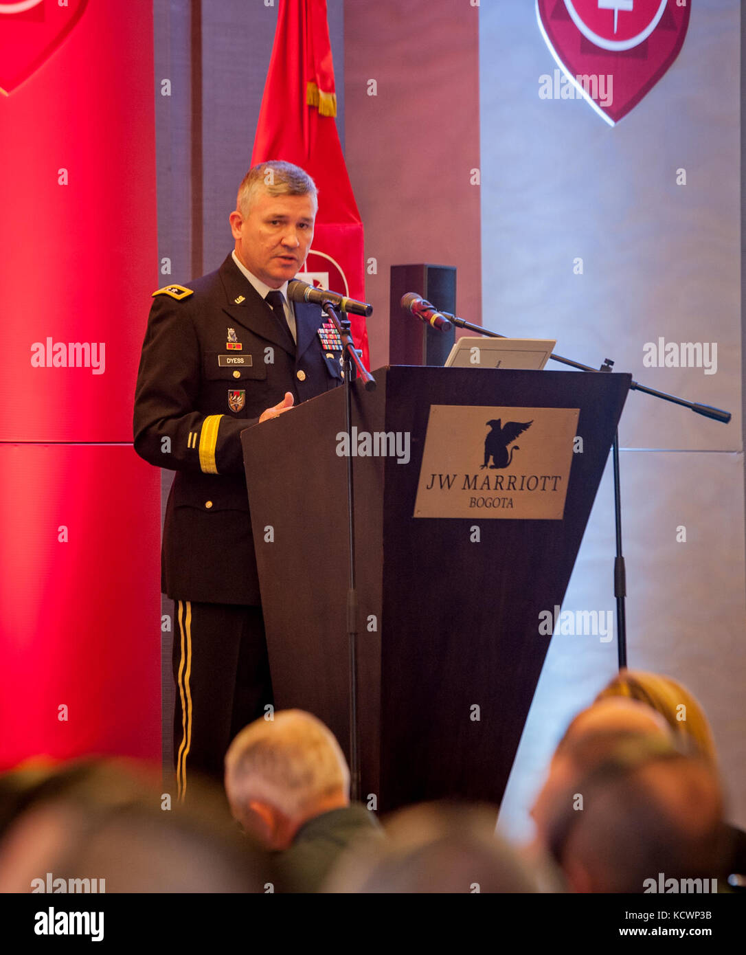 Esercito degli Stati Uniti maj. gen. Robert dyess, vice direttore per l'esercito usa le funzionalità di centro di integrazione, parla all'esercito colombiano trasformazione simposio, Bogotà, Colombia, aug. 5, 2016. (Foto di Sgt. brian calhoun, 108th affari pubblici det.) Foto Stock