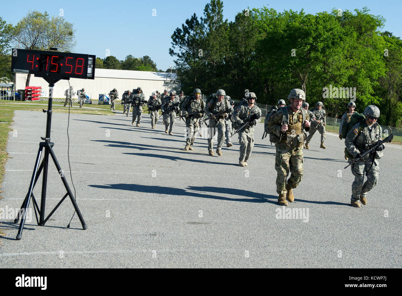 I soldati degli Stati Uniti assegnato all'esercito della Florida National Guard per condurre una 12 miglio ruck marzo con reggimento 218th (leadership), Carolina del Sud esercito nazionale guard 12 bravo tecnico di combattimento maestri mccrady training center, in eastover, s.c. 4 aprile 2016. La ruck marzo è parte del combattimento engineer occupazione militare specialty riqualificazione professionale per i soldati di transizione alla 12 bravo campo di carriera, questa classe è stata la prima a treno delle donne di entrare nel campo di carriera a mccrady. (U.s. Air National Guard foto di tech. sgt. jorge intriago) Foto Stock