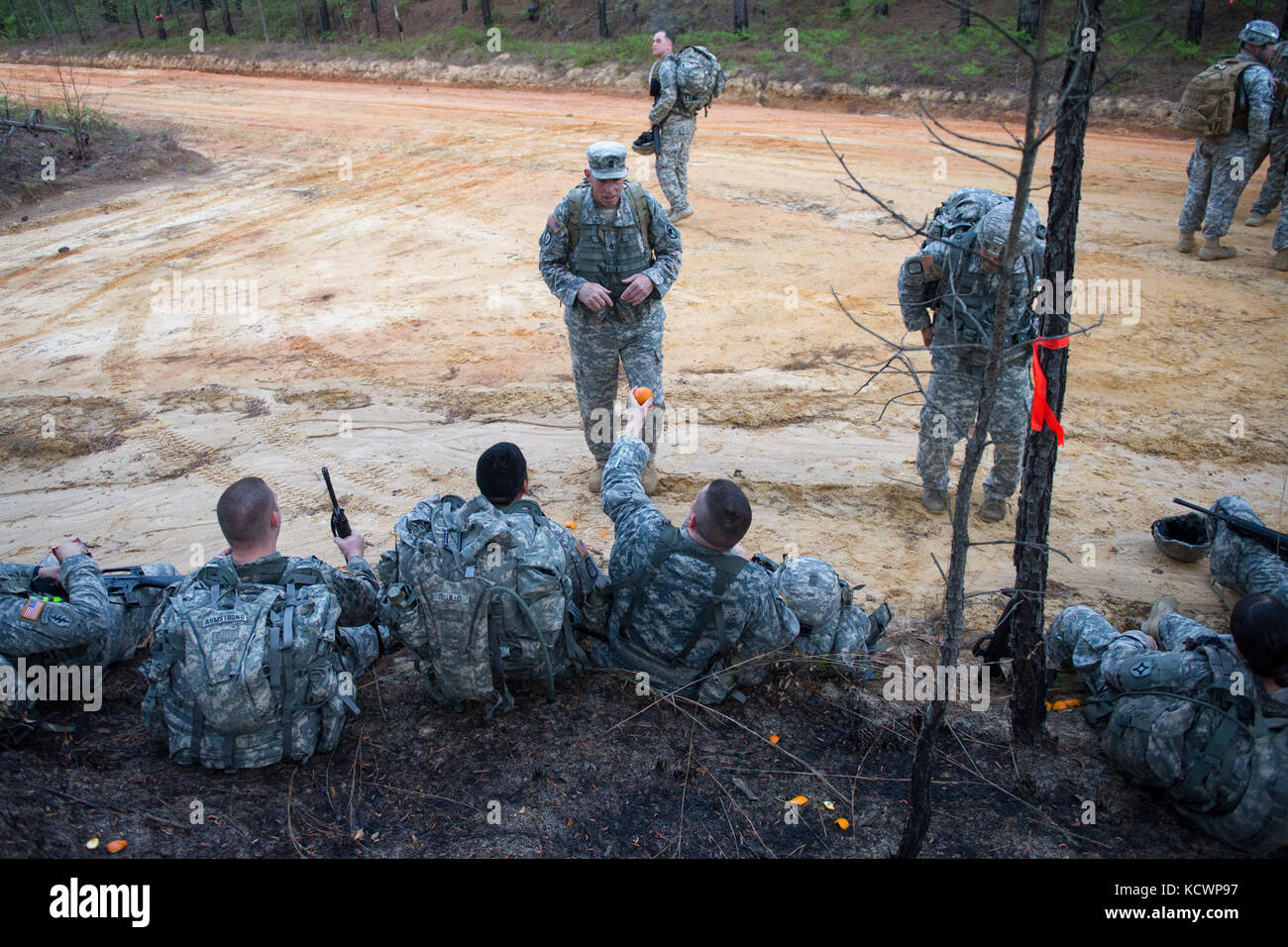 I soldati degli Stati Uniti assegnato all'esercito della Florida National Guard per condurre una 12 miglio ruck marzo con reggimento 218th (leadership), Carolina del Sud esercito nazionale guard 12 bravo tecnico di combattimento maestri mccrady training center, in eastover, s.c. 4 aprile 2016. La ruck marzo è parte del combattimento engineer occupazione militare specialty riqualificazione professionale per i soldati di transizione alla 12 bravo campo di carriera, questa classe è stata la prima a treno delle donne di entrare nel campo di carriera a mccrady. (U.s. Air National Guard foto di tech. sgt. jorge intriago) Foto Stock