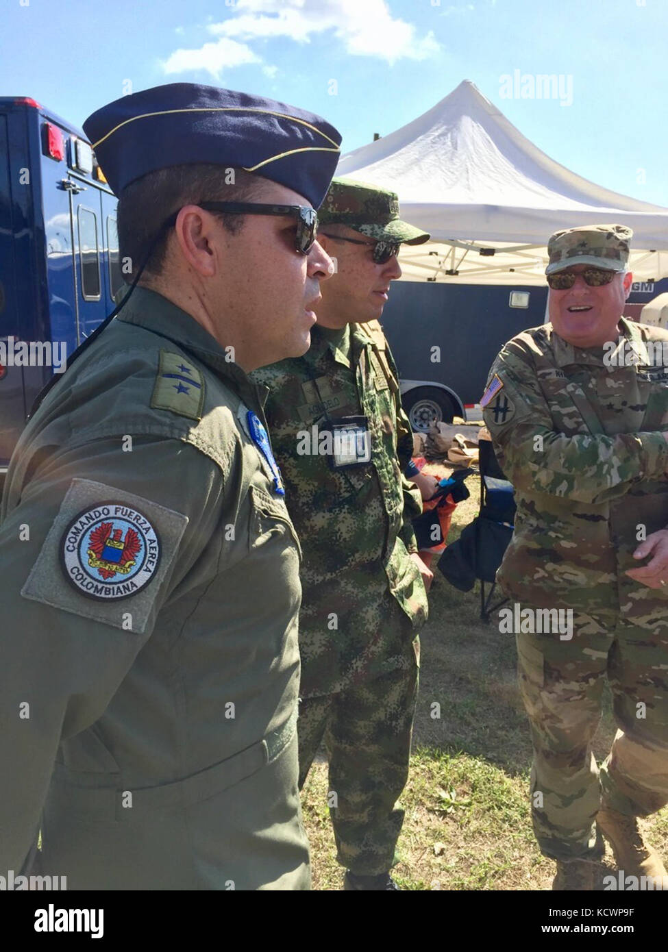 Us army brig. gen. Giovanni re, direttore del personale congiunto per la Georgia la guardia nazionale, parla ai membri dell'esercito colombiano presso il porto di Savannah in città giardino, ga., durante una civile del team di supporto materiale pericoloso scenario di addestramento durante la vigile protezione, marzo 28, 2017. (U.s. Air National Guard foto di primo lt. stephen hudson) Foto Stock