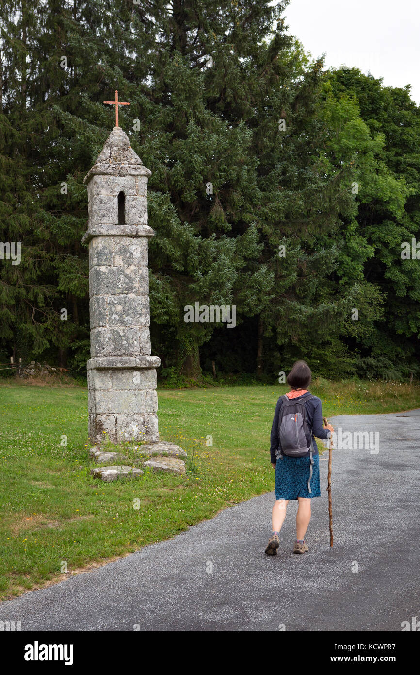 SAINT-GOUSSAUD, Francia luglio 23, 2017: Pellegrino sul Camino de Santiago via di pellegrinaggio guardando un piccolo Lanterne des morts - Lanterna dei morti. Foto Stock