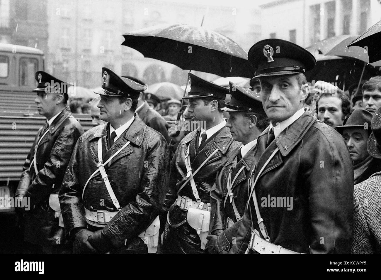 - Milano, funerali degli ufficiali di polizia vittorio padovani e Sergio bazzega, ucciso in un incendio in conflitto con Walter alasia, militante del gruppo terroristico Brigate rosse (dicembre 1976) - milano, funerali dei funzionari di polizia vice questore vittorio padovani e maresciallo sergio bazzega, uccisi in un conflitto a fuoco con Walter alasia, militante del gruppo terrorista Brigate rosse (dicembre 1976) Foto Stock