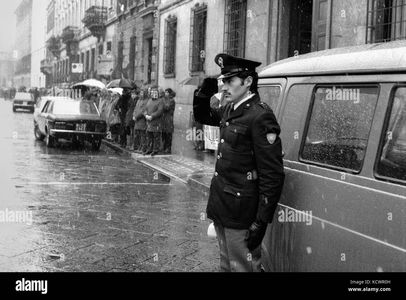 Milano (Italia), i funerali di funzionari di polizia vittorio padovani e Sergio bazzega, ucciso in un incendio in conflitto con Walter alasia, militante del gruppo terroristico Brigate rosse (dicembre 1976) Foto Stock