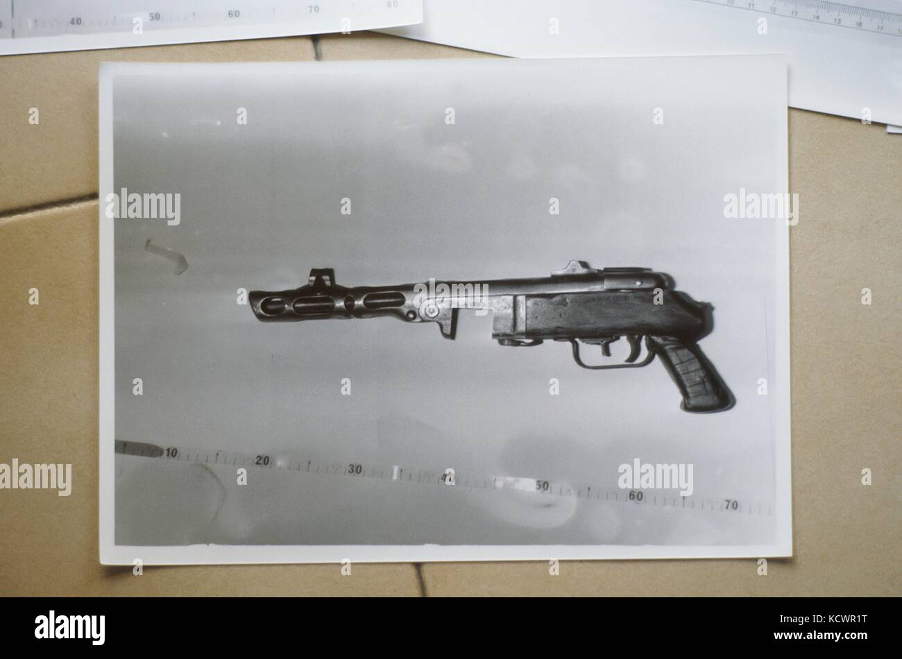 Foto di polizia di armi e denaro trovata dopo la ricerca dell'ottobre 1990 nel covo delle Brigate rosse gruppo terroristico scoperto a Milano, Monte Nevoso street, nell'ottobre 1978 Foto Stock