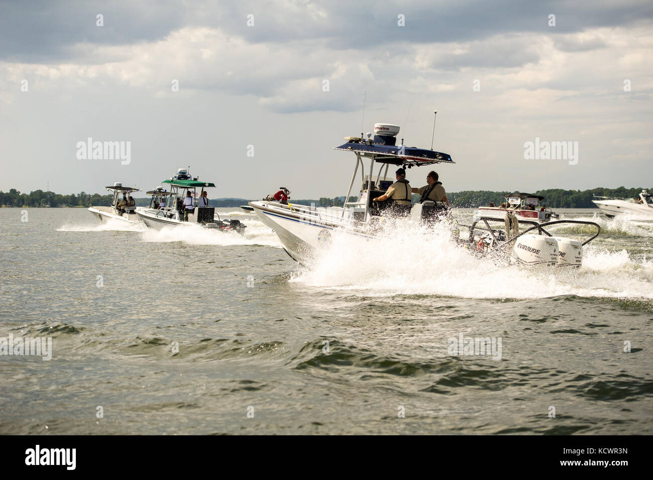 Un memoriale di processione fù tenuta sul lago di Murray, s.c., per onorare l'esercito degli Stati Uniti sgts. di prima classe charles giudicare, jr. e jonathon prins, 29 luglio 2016. I due soldati sono stati uccisi durante il tentativo di proteggere la donna che è stata presumibilmente essere attaccato da un bandito. la processione in barca è stato un modo per celebrare la loro vita. (U.s. Air National Guard foto di tech. sgt. jorge intriago) Foto Stock