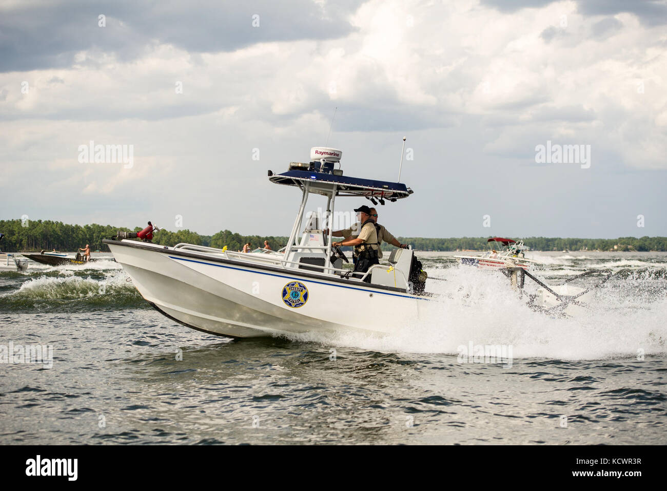 Un memoriale di processione fù tenuta sul lago di Murray, s.c., per onorare l'esercito degli Stati Uniti sgts. di prima classe charles giudicare, jr. e jonathon prins, 29 luglio 2016. I due soldati sono stati uccisi durante il tentativo di proteggere la donna che è stata presumibilmente essere attaccato da un bandito. la processione in barca è stato un modo per celebrare la loro vita. (U.s. Air National Guard foto di tech. sgt. jorge intriago) Foto Stock