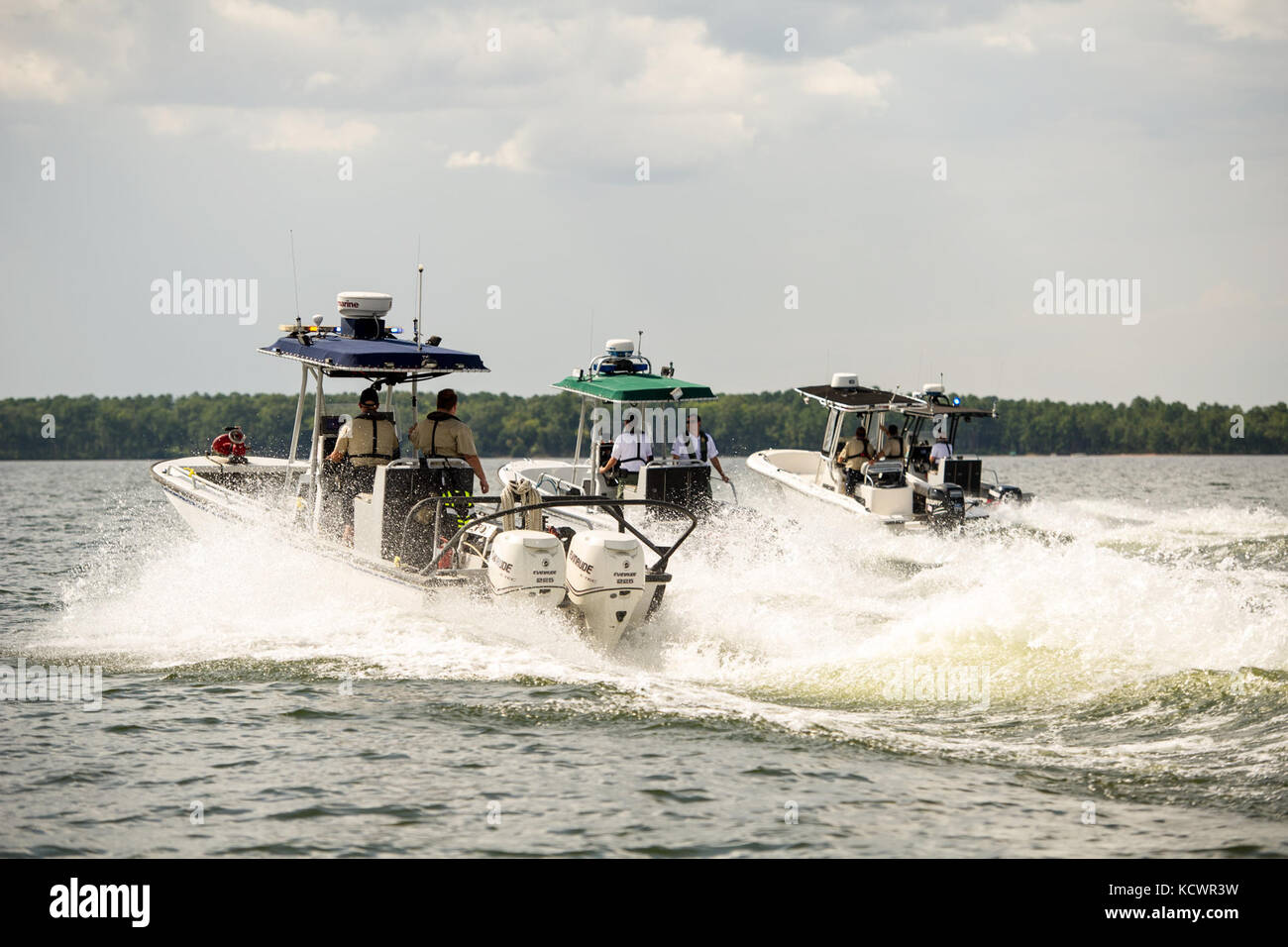 Un memoriale di processione fù tenuta sul lago di Murray, s.c., per onorare l'esercito degli Stati Uniti sgts. di prima classe charles giudicare, jr. e jonathon prins, 29 luglio 2016. I due soldati sono stati uccisi durante il tentativo di proteggere la donna che è stata presumibilmente essere attaccato da un bandito. la processione in barca è stato un modo per celebrare la loro vita. (U.s. Air National Guard foto di tech. sgt. jorge intriago) Foto Stock