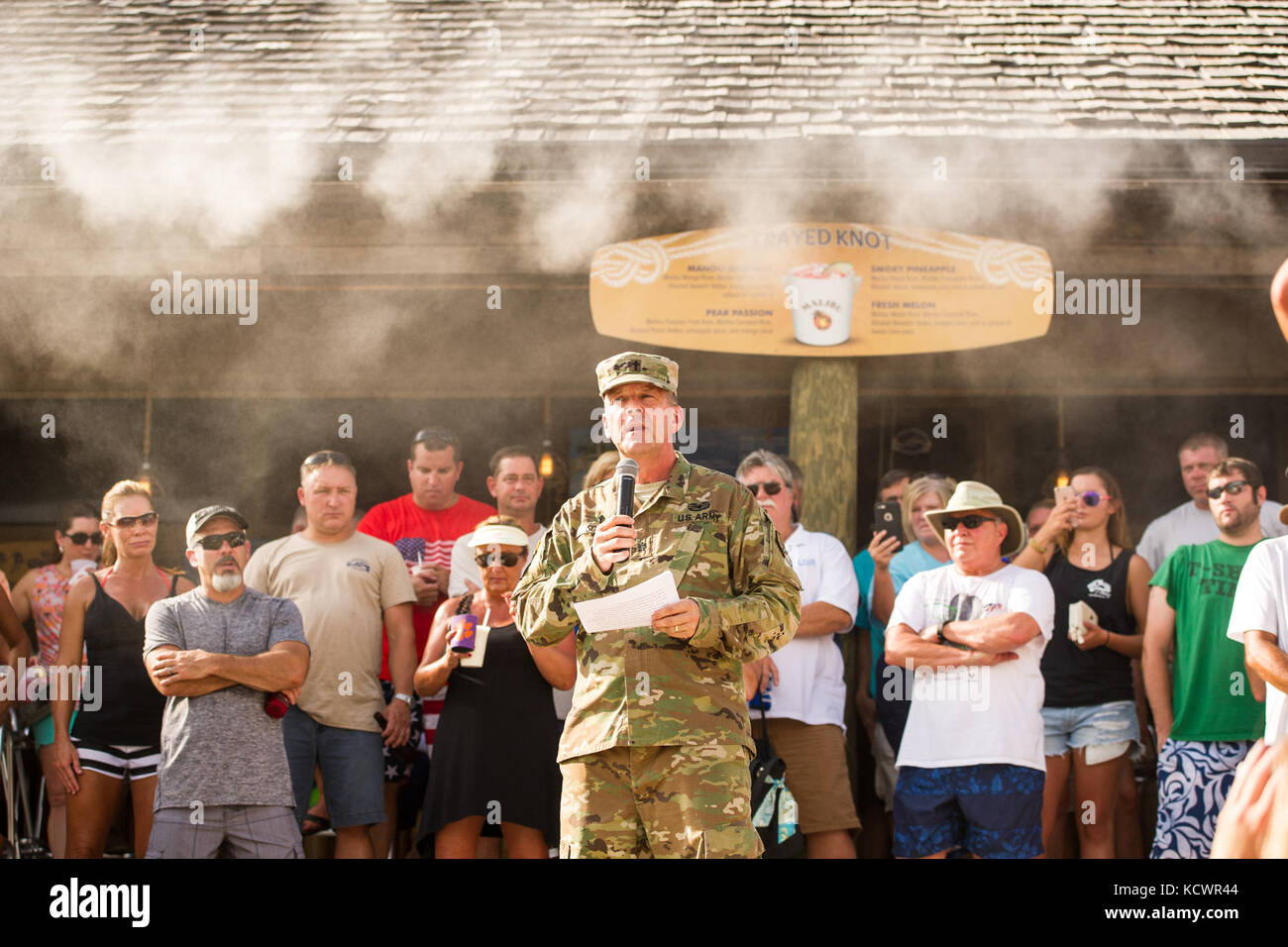 Esercito degli Stati Uniti cappellano lt. col. clyde scott dà una preghiera presso il nodo è sfilacciato sul lago di Murray, s.c., durante un memoriale di sgts dell esercito di prima classe giudice Carlo, jr. e jonathon prins, 29 luglio 2016. I due soldati sono stati uccisi durante il tentativo di proteggere la donna che è stata presumibilmente essere attaccato da un bandito. la processione in barca è stato un modo per celebrare la loro vita. (U.s. Air National Guard foto di tech. sgt. jorge intriago) Foto Stock