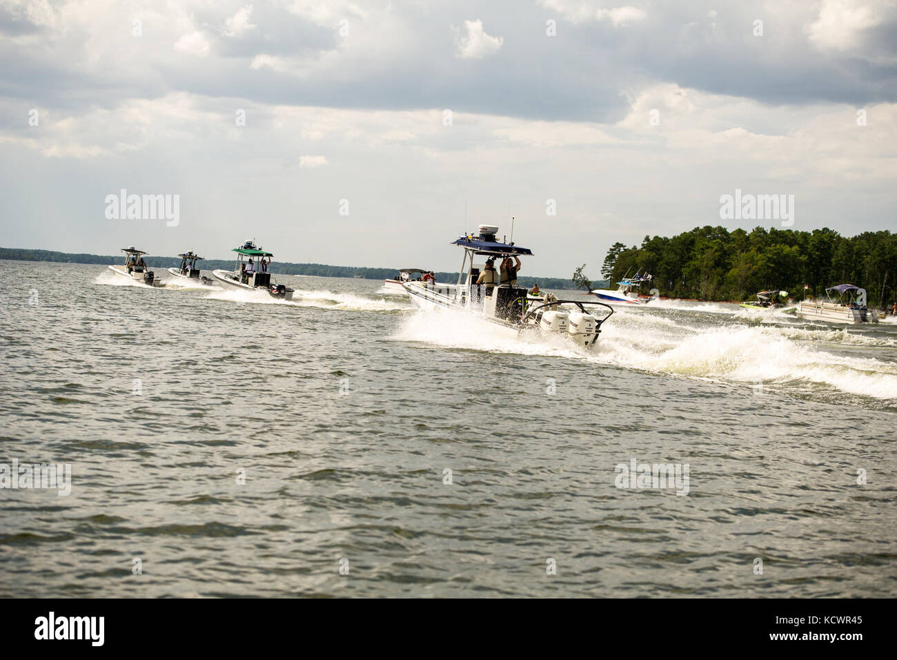 Un memoriale di processione fù tenuta sul lago di Murray, s.c., per onorare l'esercito degli Stati Uniti sgts. di prima classe charles giudicare, jr. e jonathon prins, 29 luglio 2016. I due soldati sono stati uccisi durante il tentativo di proteggere la donna che è stata presumibilmente essere attaccato da un bandito. la processione in barca è stato un modo per celebrare la loro vita. (U.s. Air National Guard foto di tech. sgt. jorge intriago) Foto Stock