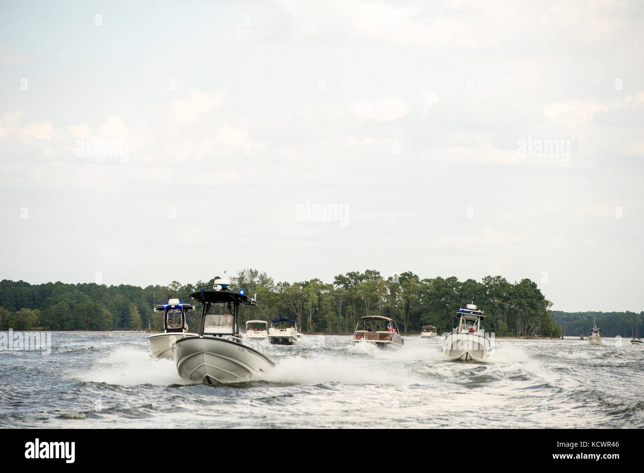 Un memoriale di processione fù tenuta sul lago di Murray, s.c., per onorare l'esercito degli Stati Uniti sgts. di prima classe charles giudicare, jr. e jonathon prins, 29 luglio 2016. I due soldati sono stati uccisi durante il tentativo di proteggere la donna che è stata presumibilmente essere attaccato da un bandito. la processione in barca è stato un modo per celebrare la loro vita. (U.s. Air National Guard foto di tech. sgt. jorge intriago) Foto Stock