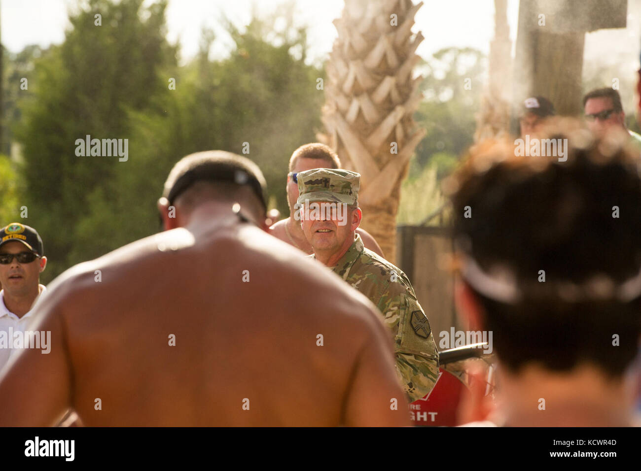 Esercito degli Stati Uniti cappellano lt. col. clyde scott dà una preghiera presso il nodo è sfilacciato sul lago di Murray, s.c., durante un memoriale di sgts dell esercito di prima classe giudice Carlo, jr. e jonathon prins, 29 luglio 2016. I due soldati sono stati uccisi durante il tentativo di proteggere la donna che è stata presumibilmente essere attaccato da un bandito. la processione in barca è stato un modo per celebrare la loro vita. (U.s. Air National Guard foto di tech. sgt. jorge intriago) Foto Stock