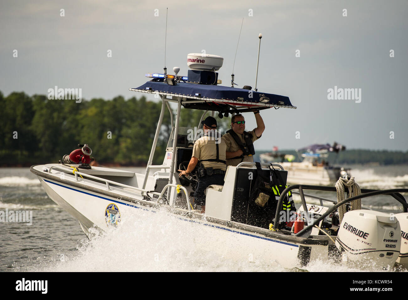 Un memoriale di processione fù tenuta sul lago di Murray, s.c., per onorare l'esercito degli Stati Uniti sgts. di prima classe charles giudicare, jr. e jonathon prins, 29 luglio 2016. I due soldati sono stati uccisi durante il tentativo di proteggere la donna che è stata presumibilmente essere attaccato da un bandito. la processione in barca è stato un modo per celebrare la loro vita. (U.s. Air National Guard foto di tech. sgt. jorge intriago) Foto Stock