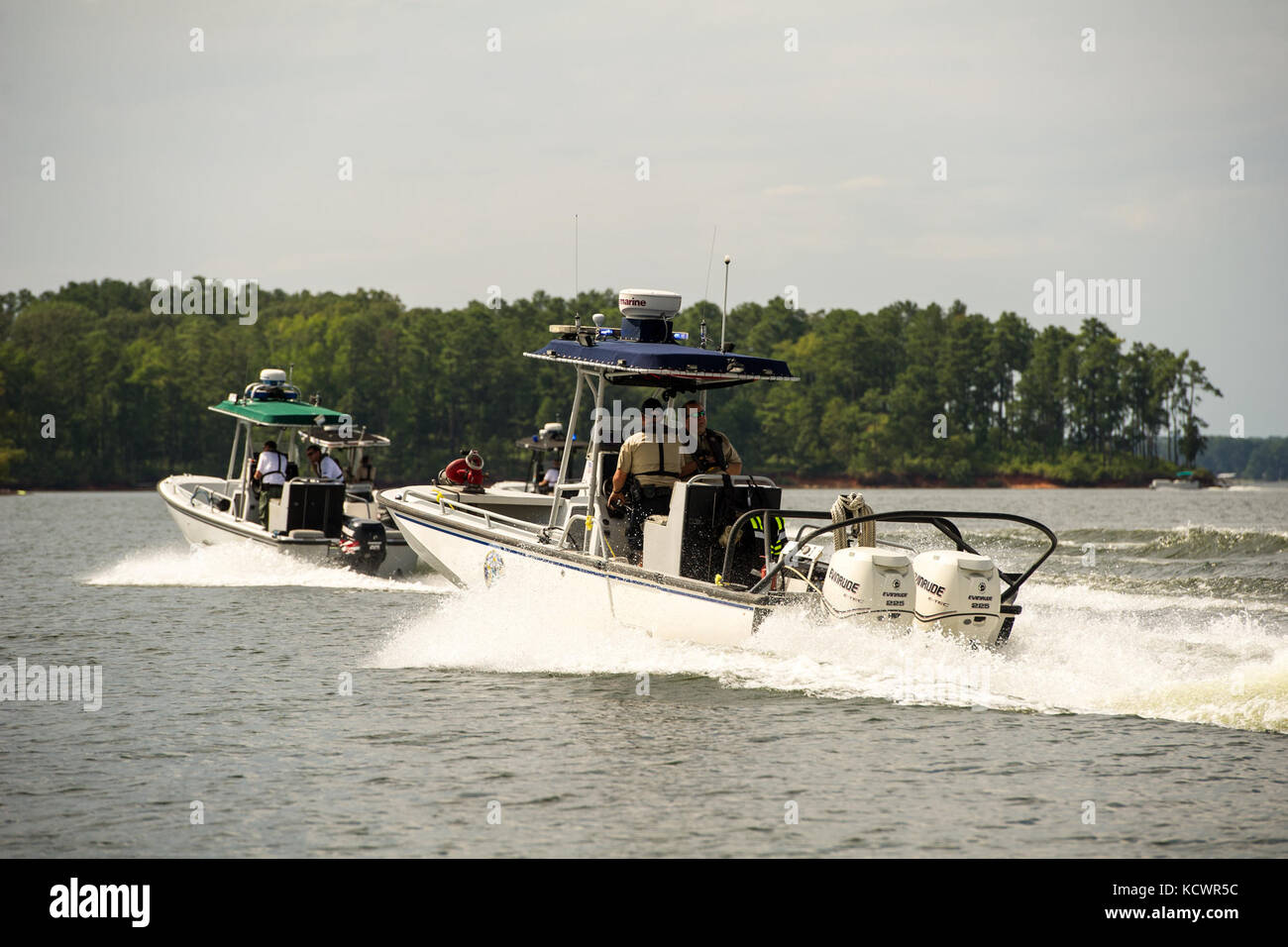 Un memoriale di processione fù tenuta sul lago di Murray, s.c., per onorare l'esercito degli Stati Uniti sgts. di prima classe charles giudicare, jr. e jonathon prins, 29 luglio 2016. I due soldati sono stati uccisi durante il tentativo di proteggere la donna che è stata presumibilmente essere attaccato da un bandito. la processione in barca è stato un modo per celebrare la loro vita. (U.s. Air National Guard foto di tech. sgt. jorge intriago) Foto Stock