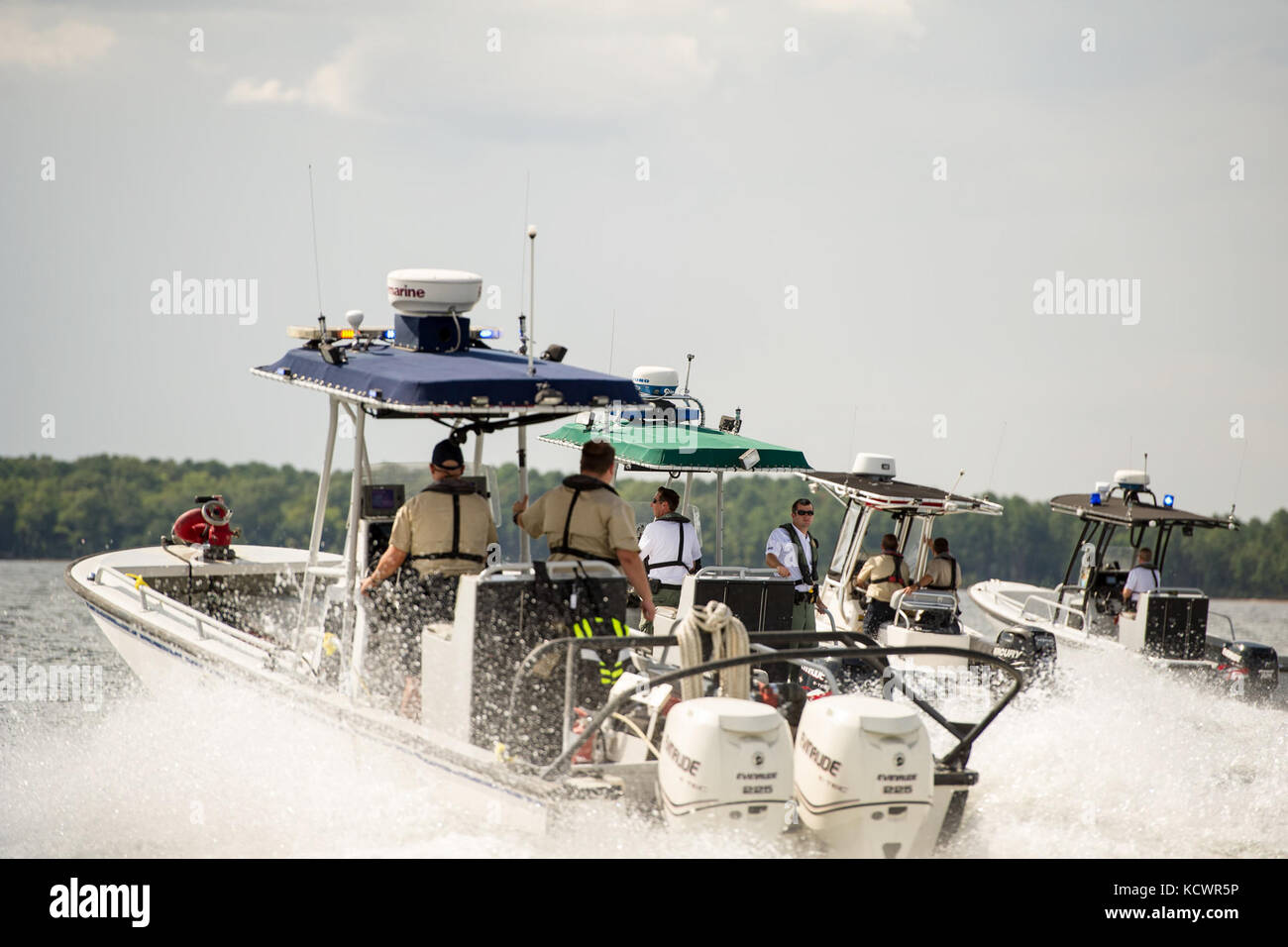 Un memoriale di processione fù tenuta sul lago di Murray, s.c., per onorare l'esercito degli Stati Uniti sgts. di prima classe charles giudicare, jr. e jonathon prins, 29 luglio 2016. I due soldati sono stati uccisi durante il tentativo di proteggere la donna che è stata presumibilmente essere attaccato da un bandito. la processione in barca è stato un modo per celebrare la loro vita. (U.s. Air National Guard foto di tech. sgt. jorge intriago) Foto Stock