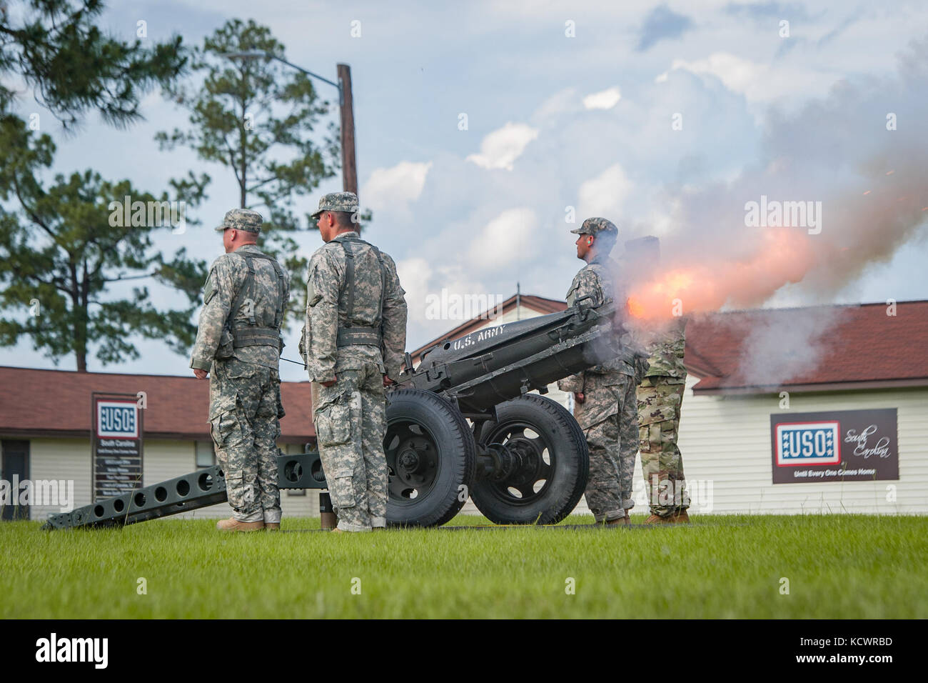 I candidati della classe 68 frequentando officer scuola del candidato (OCS), il fuoco di un m116 75mm obice durante una cerimonia di ritiro, giugno 5, 2016 a mccrady training center, eastover, s.c., durante la fase 1 della loro formazione per diventare ufficiali nell'esercito di Stati Uniti Guardia Nazionale. nei primi quindici giorni di periodo di formazione per la fase 1, i candidati dovranno concentrarsi sulle abilità di leadership in squadra e livelli di plotone, navigazione terrestre e leadership training sotto le alte condizioni di stress. (L'esercito degli Stati Uniti Guardia nazionale Foto di Brian calhoun, 108th affari pubblici distacco/rilasciato) Foto Stock