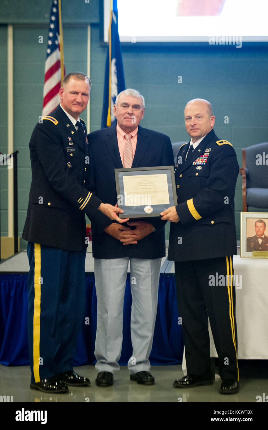 La s.c. esercito nazionale guard garantisce officer hall of fame ha accolto tre nuovi membri nel corso di una cerimonia, Aprile 3, 2016 in mccrady training center. questo anno la classe include pensionati chief warrant officer 5 james m. Simmons, pensionato chief warrant officer 5 bennie yarbrough e pensionati chief warrant officer 4 ray Collins, che hanno introdotto per le straordinarie conquiste e servizio a La Carolina del Sud la guardia nazionale. di entrare a far parte di una élite di classe 31 marescialli attualmente nella hall of fame. simmons scomparso di recente e accettando l'onore sul suo conto sono stati i membri della famiglia e f Foto Stock