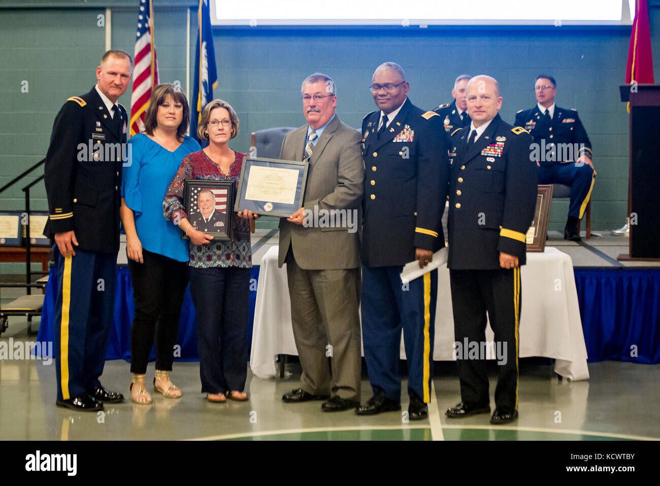 La s.c. esercito nazionale guard garantisce officer hall of fame ha accolto tre nuovi membri nel corso di una cerimonia, Aprile 3, 2016 in mccrady training center. questo anno la classe include pensionati chief warrant officer 5 james m. Simmons, pensionato chief warrant officer 5 bennie yarbrough e pensionati chief warrant officer 4 ray Collins, che hanno introdotto per le straordinarie conquiste e servizio a La Carolina del Sud la guardia nazionale. di entrare a far parte di una élite di classe 31 marescialli attualmente nella hall of fame. simmons scomparso di recente e accettando l'onore sul suo conto sono stati i membri della famiglia e f Foto Stock