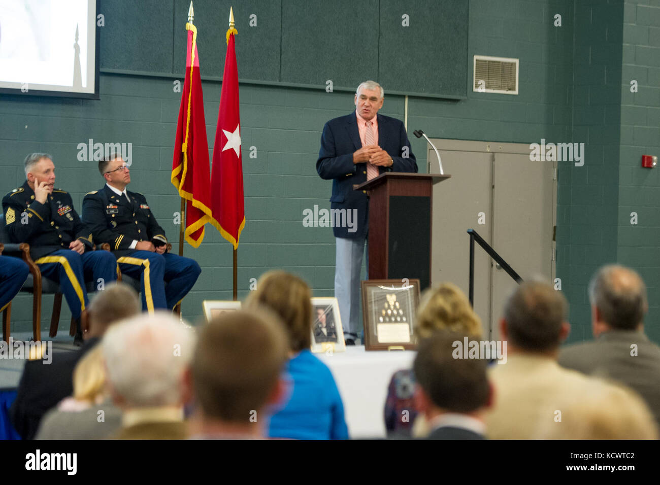 La s.c. esercito nazionale guard garantisce officer hall of fame ha accolto tre nuovi membri nel corso di una cerimonia, Aprile 3, 2016 in mccrady training center. questo anno la classe include pensionati chief warrant officer 5 james m. Simmons, pensionato chief warrant officer 5 bennie yarbrough e pensionati chief warrant officer 4 ray Collins, che hanno introdotto per le straordinarie conquiste e servizio a La Carolina del Sud la guardia nazionale. di entrare a far parte di una élite di classe 31 marescialli attualmente nella hall of fame. simmons scomparso di recente e accettando l'onore sul suo conto sono stati i membri della famiglia e f Foto Stock