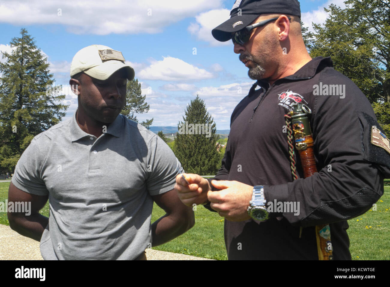 La Guardia Nazionale del South Carolina Palmetto Military Academy Classe 67 conduce il suo viaggio annuale a Gettysburg, P.A. durante aprile 2016. Durante il viaggio, i candidati sviluppano abilità di leadership e imparano tattiche sul campo di battaglia. Ai candidati e al personale si sono Uniti sia i laureati PMA che la leadership, tra cui il Colon. Jeff Jones, LTC Renita Berry, LTC Hardy Paschal, LTC Rob Stillwell e il Maja Mark Berube (U.S.A. Foto dell'esercito di Sgt. Tashera Pravato/rilasciato) Foto Stock