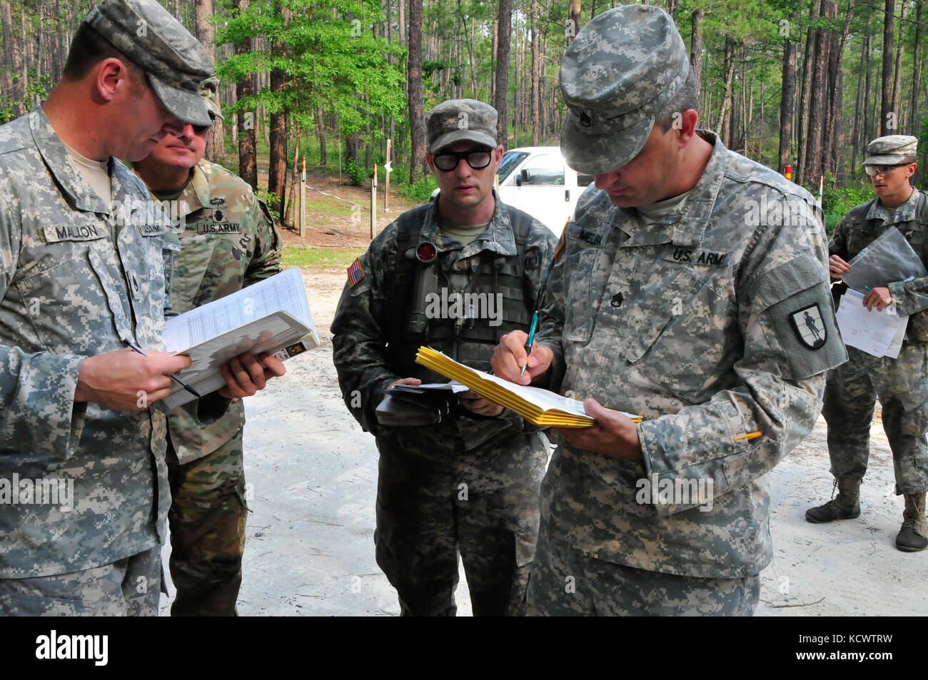I soldati del Sud Carolina, Georgia, Florida, Alabama, e puerto rico ufficiale di frequentare la scuola del candidato (OCS) fase 1 a mccrady training center, giugno 4, 2016 eastover, s.c. questo inizia a quindici mesi di formazione per diventare un ufficiale negli Stati Uniti States Army guardia nazionale. nei primi quindici giorni di periodo di formazione per la fase 1 i candidati dovranno concentrarsi sulle abilità di leadership in squadra e livelli di plotone, navigazione terrestre e leadership training sotto le alte condizioni di stress. (Us army national guard Photo da 2 lt. tracci dorgan scng forza comune sede/rilasciato) Foto Stock