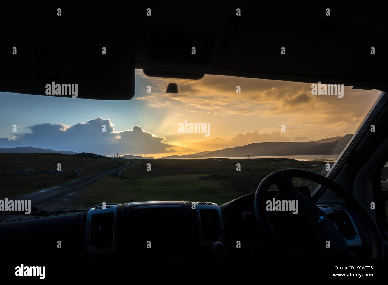 Dal tramonto all'interno di un camper, Loch Na Keal, Isle of Mull, Scozia Foto Stock