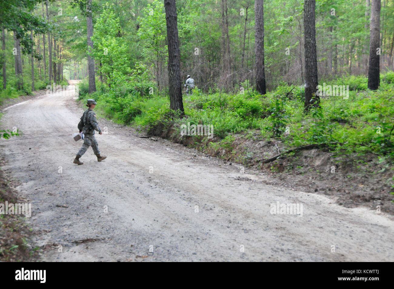 I soldati del Sud Carolina, Georgia, Florida, Alabama, e puerto rico ufficiale di frequentare la scuola del candidato (OCS) fase 1 a mccrady training center, giugno 4, 2016 eastover, s.c. questo inizia a quindici mesi di formazione per diventare un ufficiale negli Stati Uniti States Army guardia nazionale. nei primi quindici giorni di periodo di formazione per la fase 1 i candidati dovranno concentrarsi sulle abilità di leadership in squadra e livelli di plotone, navigazione terrestre e leadership training sotto le alte condizioni di stress. (Us army national guard Photo da 2 lt. tracci dorgan scng forza comune sede/rilasciato) Foto Stock