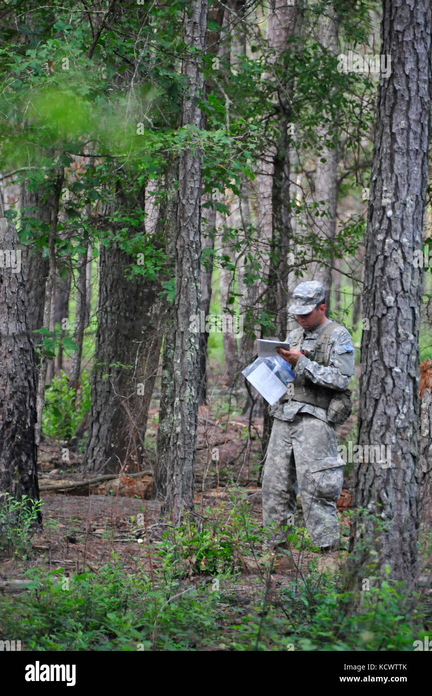 I soldati del Sud Carolina, Georgia, Florida, Alabama, e puerto rico ufficiale di frequentare la scuola del candidato (OCS) fase 1 a mccrady training center, giugno 4, 2016 eastover, s.c. questo inizia a quindici mesi di formazione per diventare un ufficiale negli Stati Uniti States Army guardia nazionale. nei primi quindici giorni di periodo di formazione per la fase 1 i candidati dovranno concentrarsi sulle abilità di leadership in squadra e livelli di plotone, navigazione terrestre e leadership training sotto le alte condizioni di stress. (Us army national guard Photo da 2 lt. tracci dorgan scng forza comune sede/rilasciato) Foto Stock