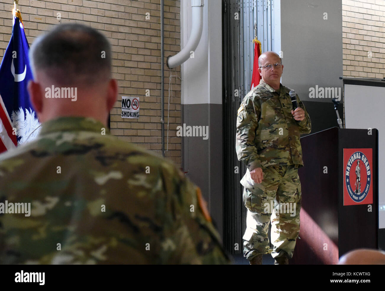 Esercito degli Stati Uniti maj. gen. Robert e. livingston, jr., l'aiutante generale per la Carolina del Sud, prende una domanda dalla folla di più di 150 soldati, aviatori, e civili si sono riuniti presso il bluff road armory a Columbia nella Carolina del Sud per un municipio incontro mar. 1, 2017, per affrontare le preoccupazioni e discutere su come procedere per la Carolina del Sud Dipartimento militare. (L'esercito degli Stati Uniti Guardia nazionale foto di capt. jessica donnelly) Foto Stock