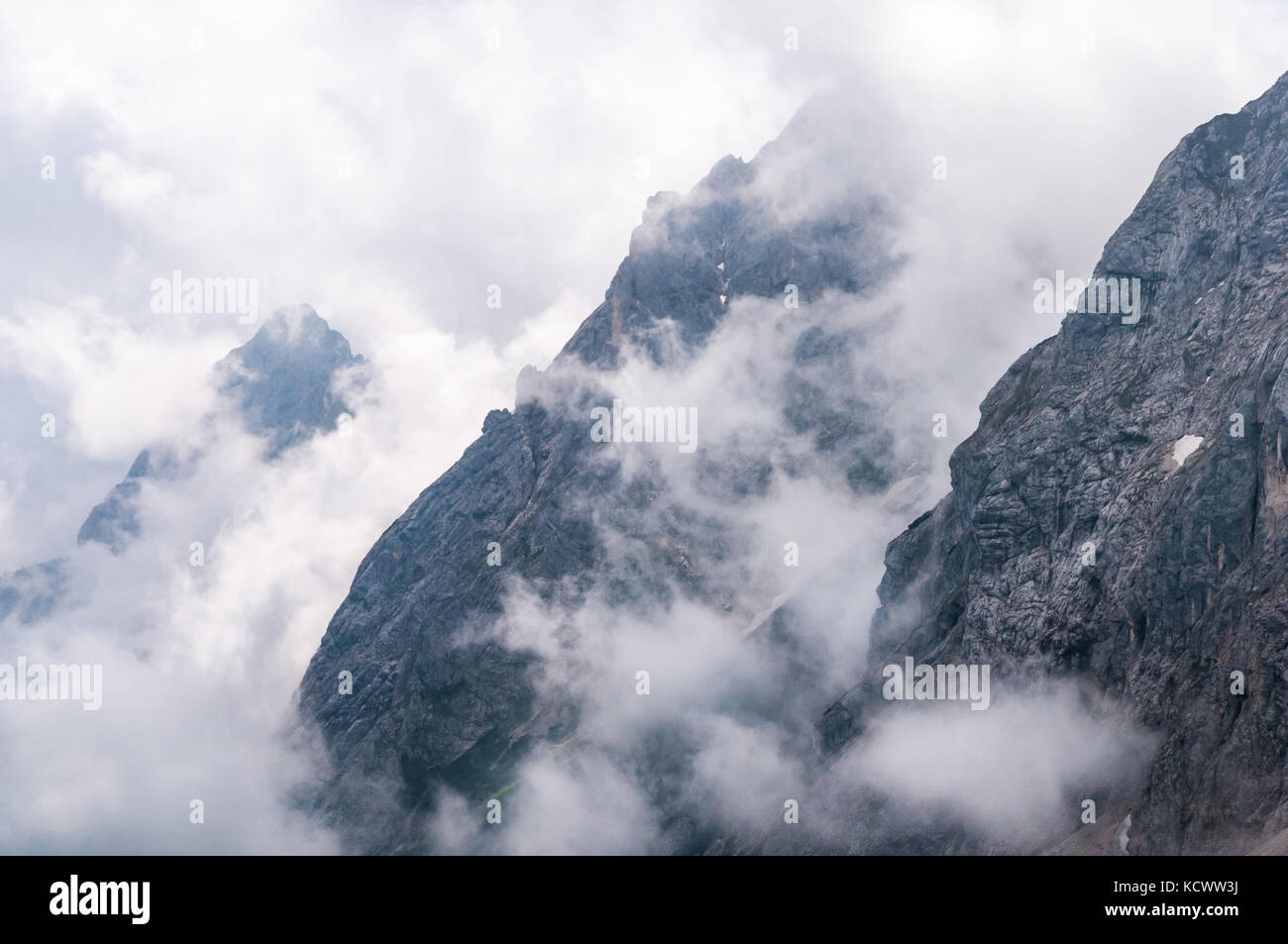 Le montagne coperte di nuvole Foto Stock